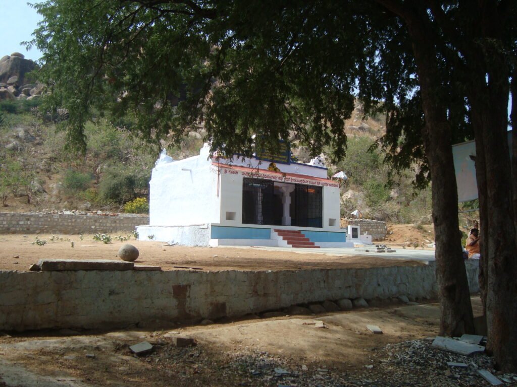 Shree 108 Savira Devara Samsthana Kille Brahanmatha